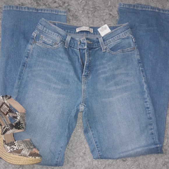 512 Levi's Perfectly Slimming Bootcut Jeans - Picture 2 of 8